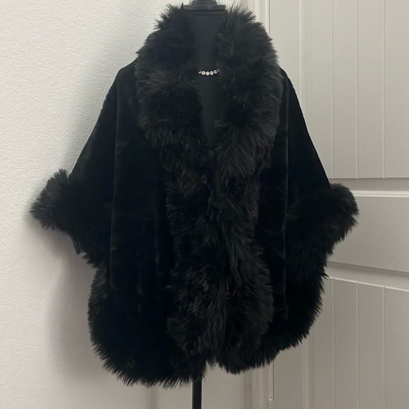 Faux fur Shawl - Picture 1 of 4